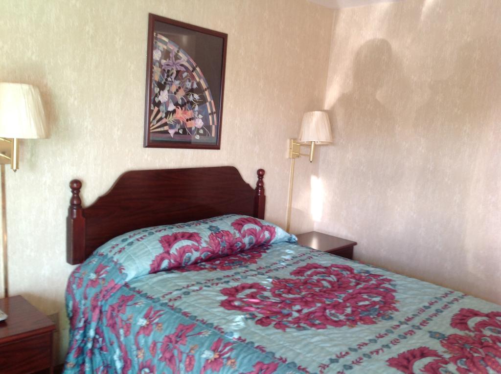 Budget Inn Хейзълуд Стая снимка
